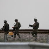 Soldados israelíes patrullan junto a la frontera con Gaza