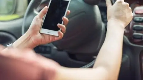La DGT inicia una campaña para evitar distracciones al volante La DGT inicia una campaña para evitar distracciones al volante