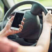 La DGT inicia una campaña especial contra las distracciones, principalmente por el uso del móvil al volante