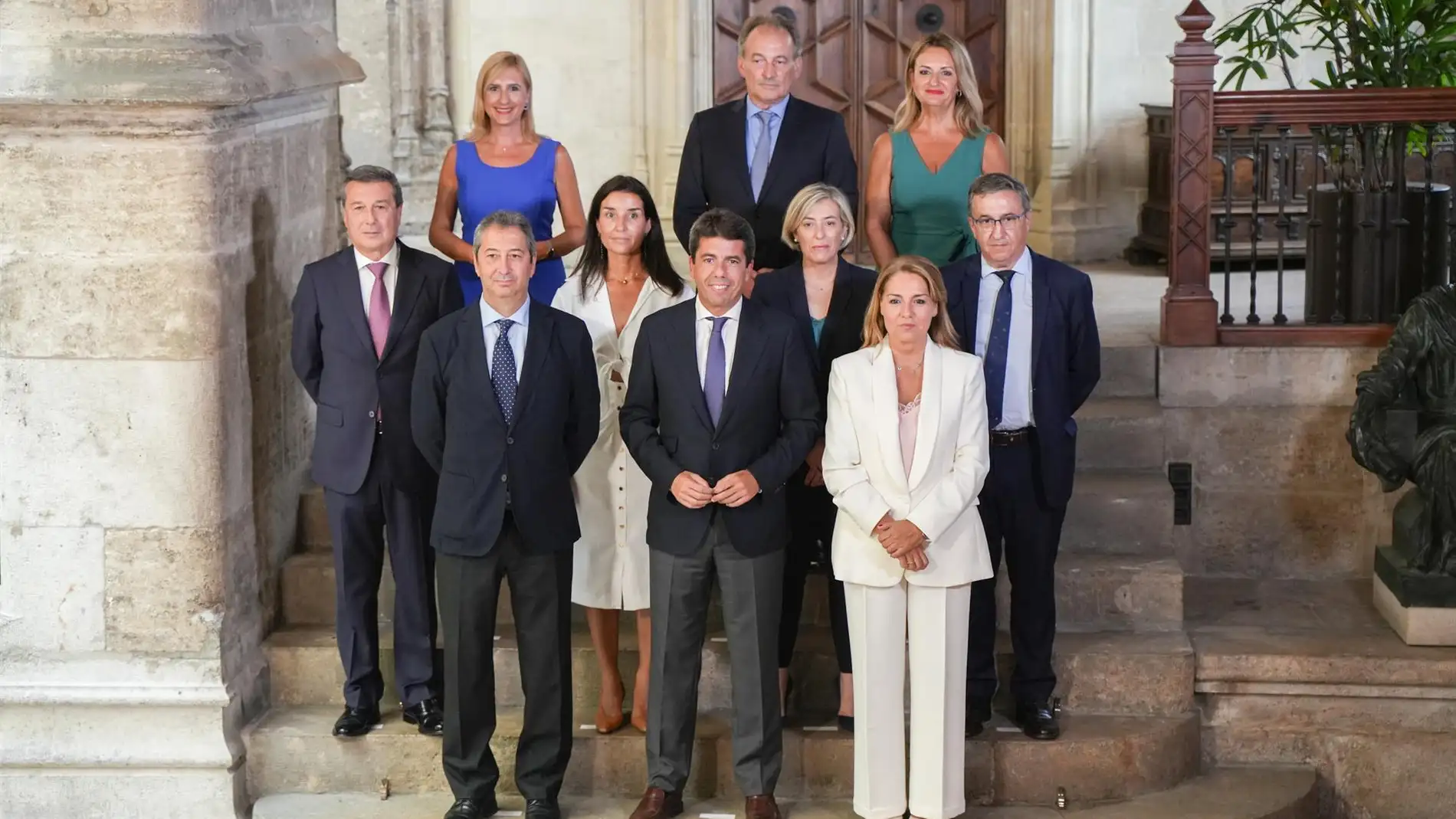 Archivo - Foto de familia durante el acto de toma de posesión de los miembros del Consell de la XI Legislatura en el Palau de la Generalitat.