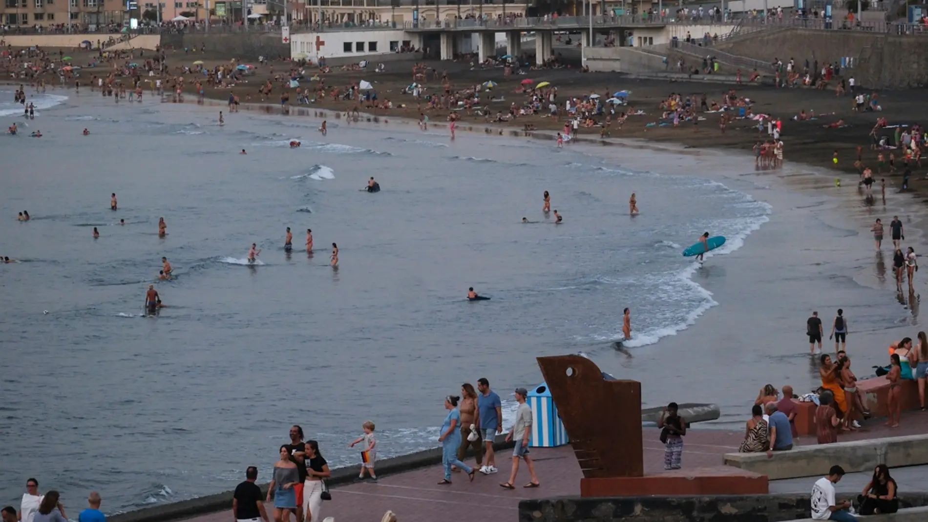 La playa de Las Canteras de Las Palmas de Gran Canaria, repleta de bañistas el pasado fin de semana/ EFE/Ángel Medina G.