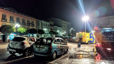 Arden dos turismos frente a la iglesia de Vegadeo