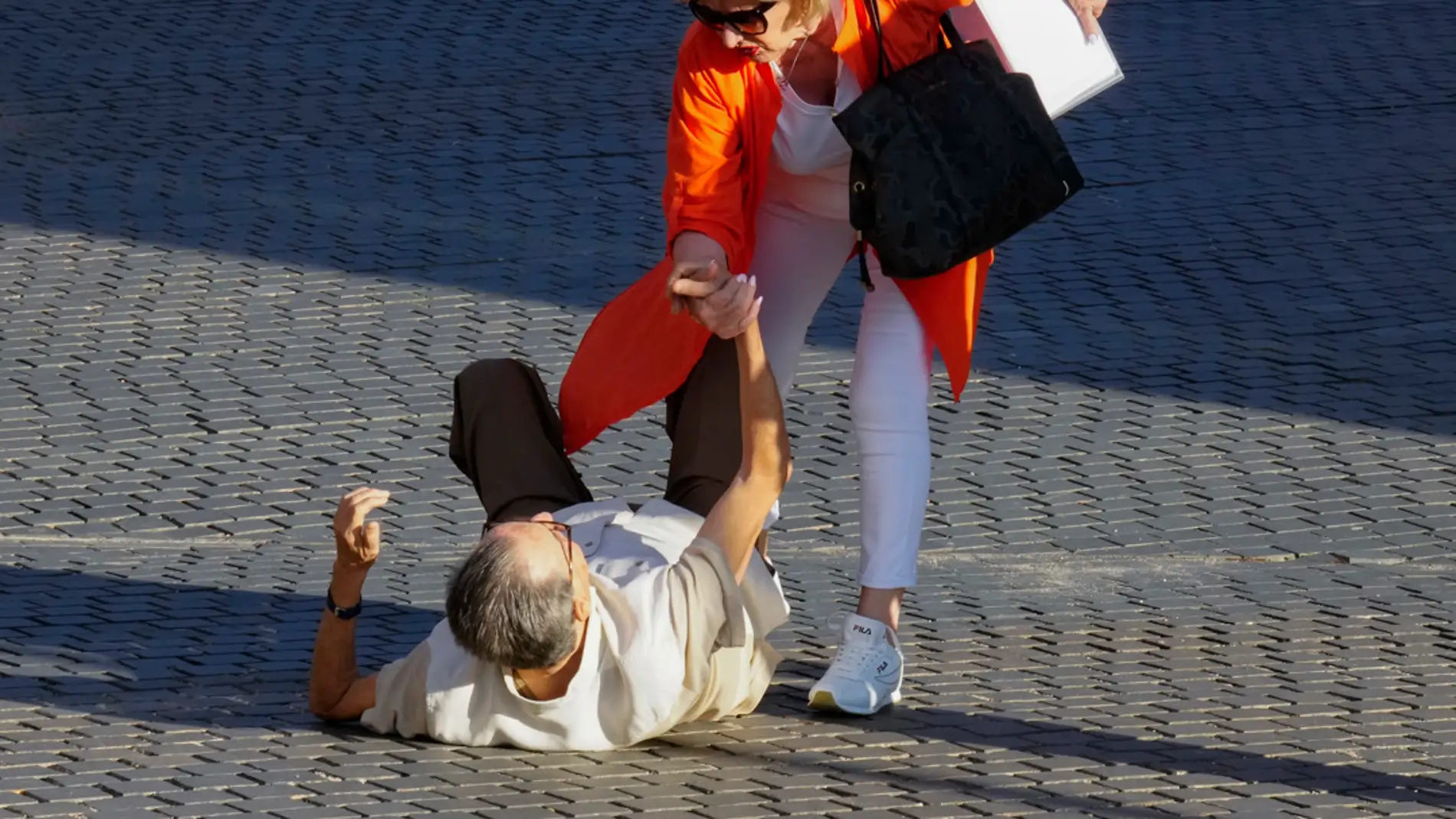 Negreira tropieza y cae al suelo a su llegada al Instituto de Medicina legal de Cataluña/ EFE/ Enric Fontcuberta