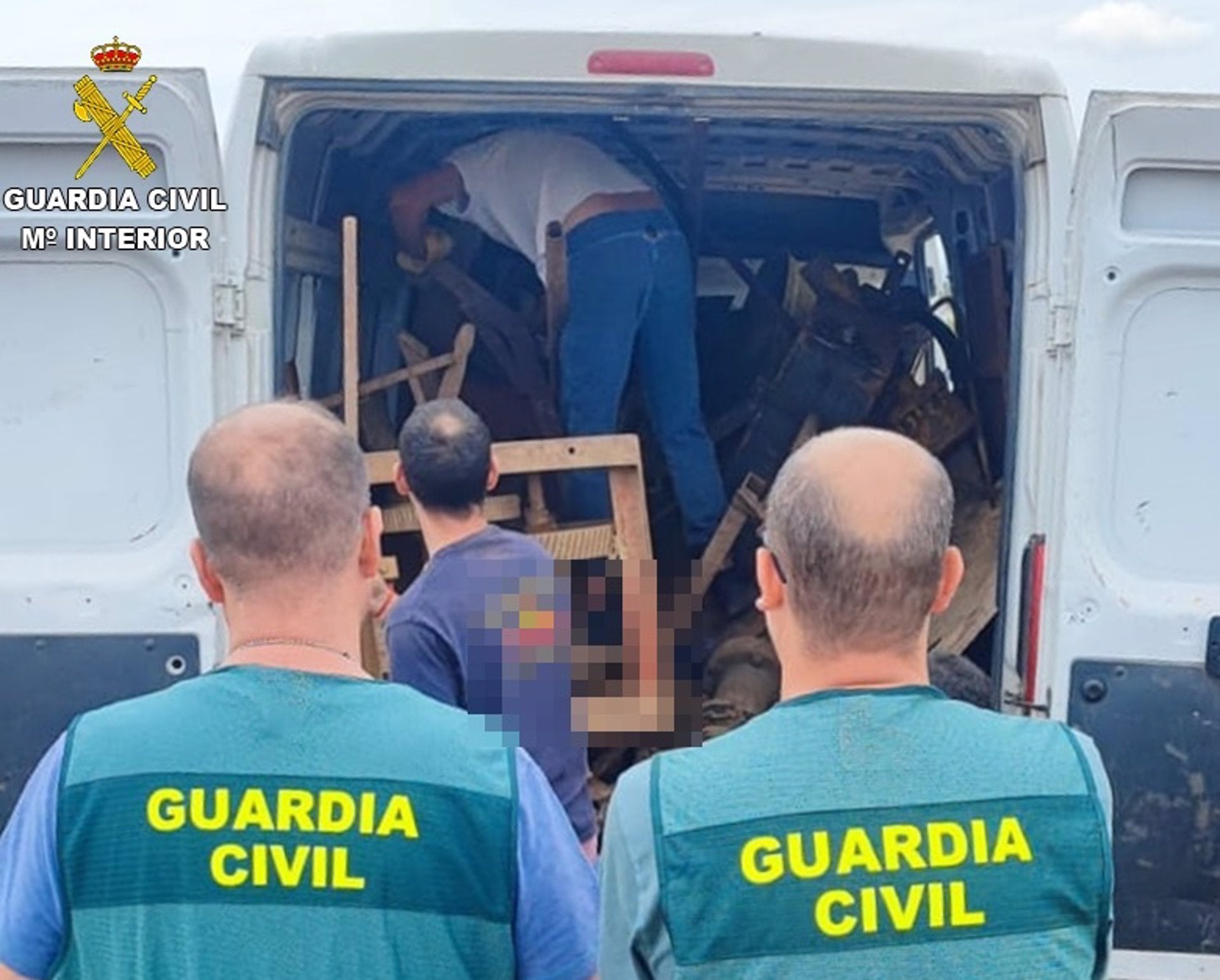 La Guardia Civil detiene a nueve miembros de un grupo organizado al que atribuye 33 robos en fincas agrícolas en Extremadura La Guardia Civil detiene a nueve miembros de un grupo organizado al que atribuye 33 robos en fincas agrícolas en Extremadura