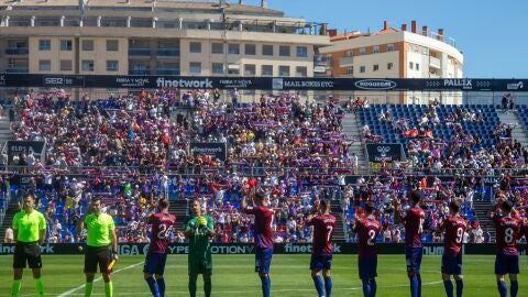 Los jugadores del Eldense saludan a la afici&oacute;n azulgrana en la previa de un partido.