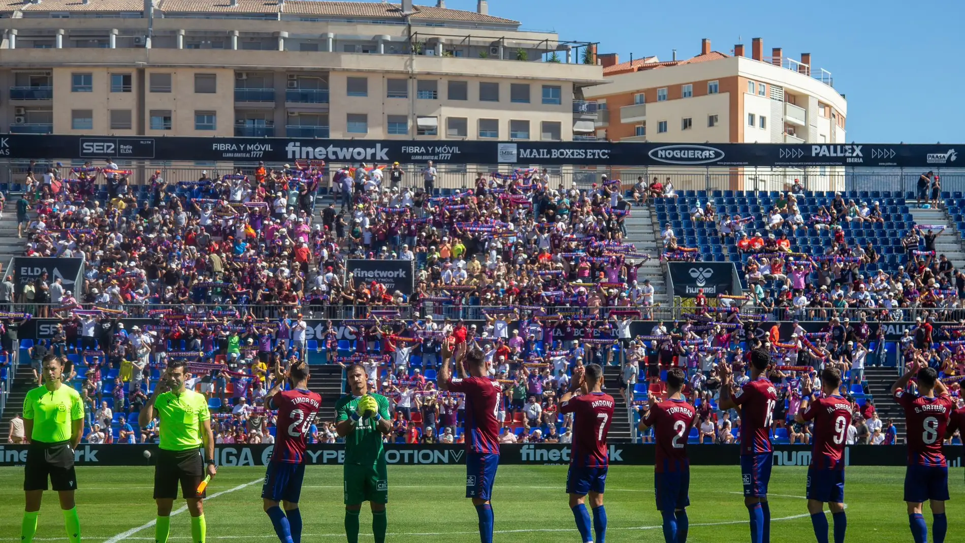 Los jugadores del Eldense saludan a la afición azulgrana en la previa de un partido.