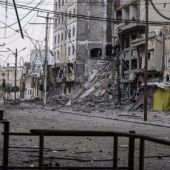 Edificio del Banco Nacional en Gaza destruido por un bombardeo israelí