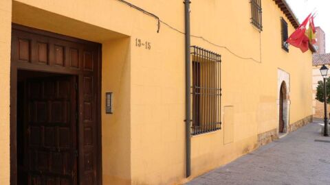 Portal de la calle Damas de Alcal&aacute; de Henares donde se ubican las cinco viviendas municipales a las que pueden optar los j&oacute;venes en r&eacute;gimen de alquiler