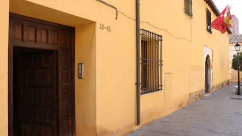 Se abre el plazo para inscribirse en el sorteo de cinco viviendas en alquiler para jóvenes en Alcalá de Henares Portal de la calle Damas de Alcalá de Henares donde se ubican las cinco viviendas municipales a las que pueden optar los jóvenes en régimen de alquiler