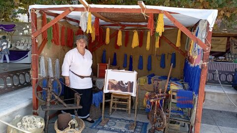 Puesto de una artesana que trabaja la lana en el Mercado Cervantino de Alcal&aacute; de Henares