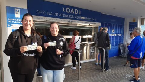 Con sus entradas para la Ponferradina-Deportivo. 