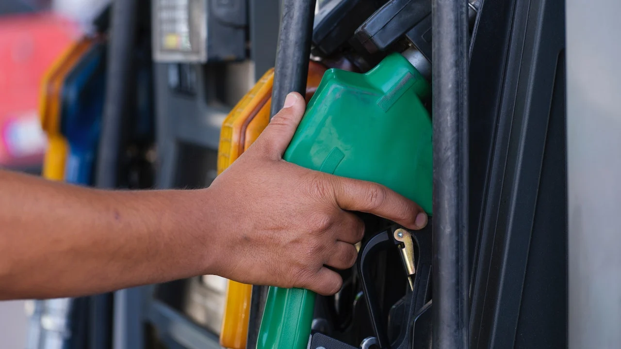 Un hombre se dispone a echar gasolina