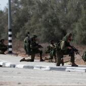 Soldados israelíes toman posiciones cerca del kubutz de Kfar Aza,