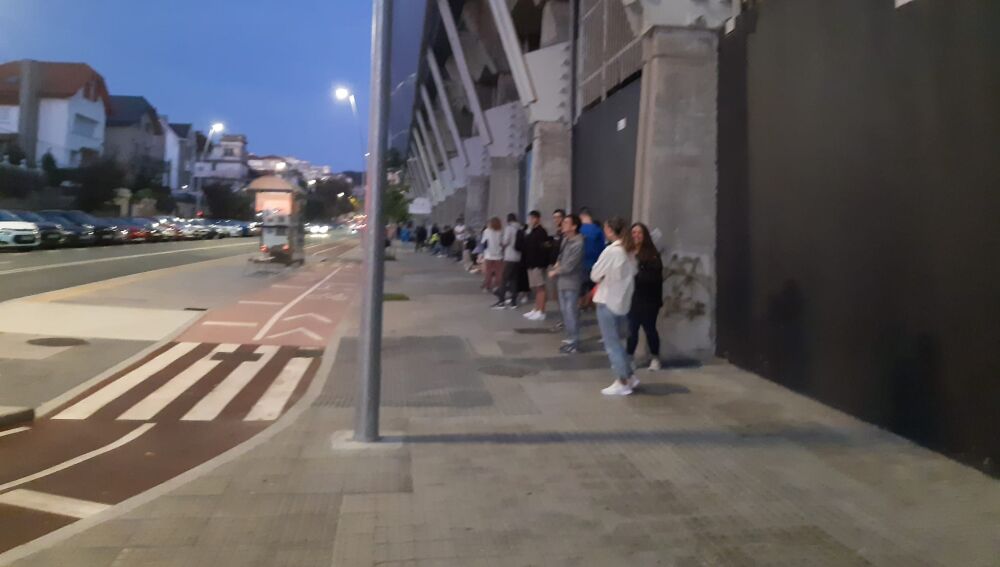 Colas nocturnas en Riazor