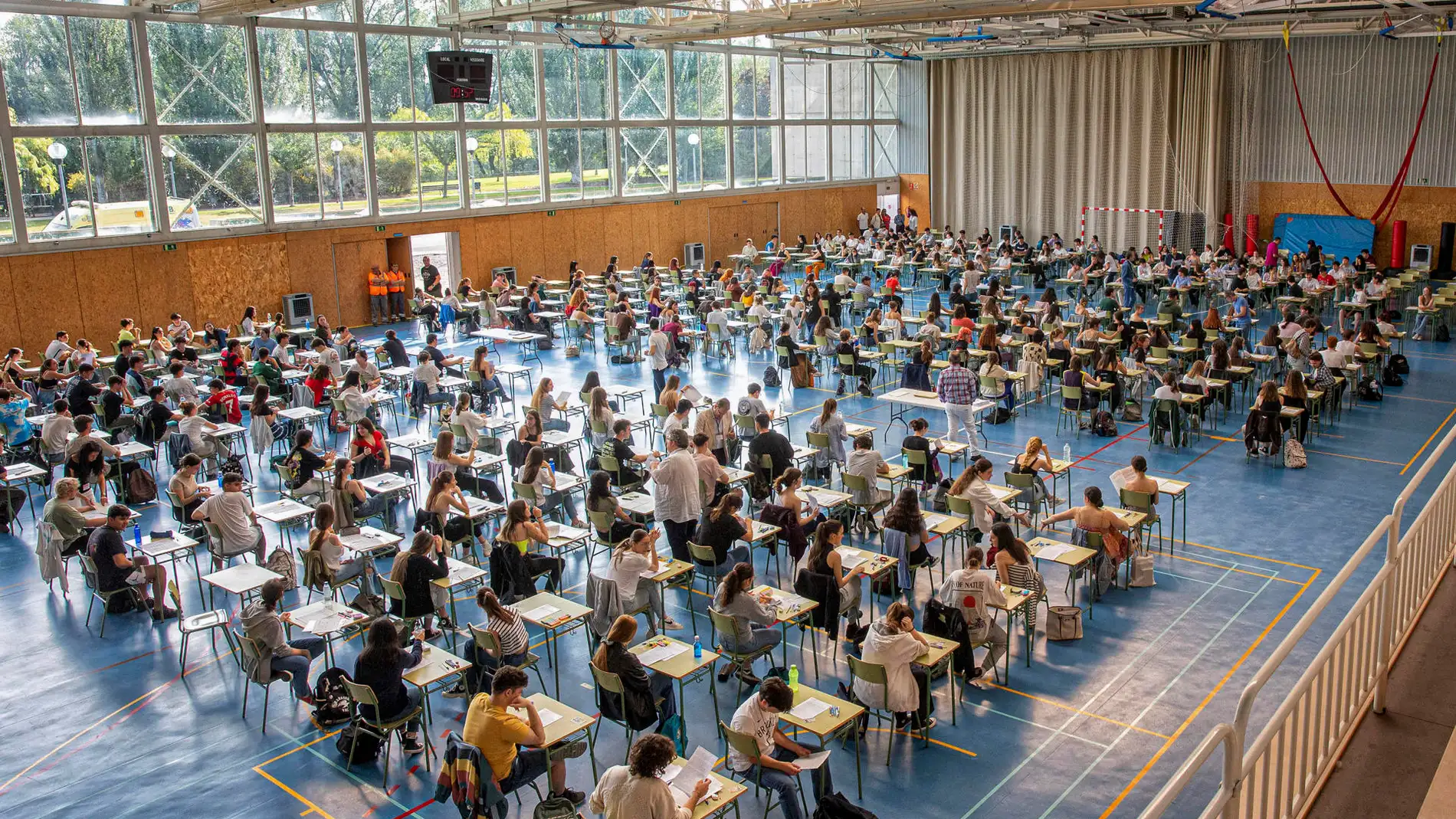 Varios estudiantes durante una jornada de la prueba de acceso a la universidad.