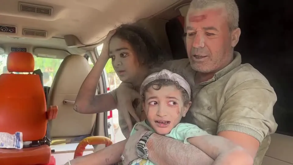 Los servicios de emergencias atienden a la población civil de Gaza afectada por los bombardeos Los servicios de emergencias atienden a la población civil de Gaza afectada por los bombardeos