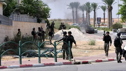 Soldados de Israel en la ciudad de Ofakim tras la ofensiva lanzada por el Movimiento de Resistencia Islámica (Hamás) desde la Franja de Gaza Soldados de Israel en la ciudad de Ofakim tras la ofensiva lanzada por el Movimiento de Resistencia Islámica (Hamás) desde la Franja de Gaza