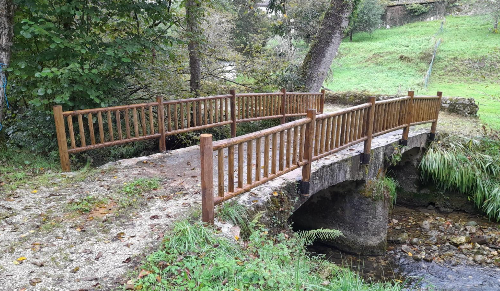 El Ayuntamiento de Llanes concluye la reparación y reposición de vallas y barandillas en distintos puntos del concejo El Ayuntamiento de Llanes concluye la reparación y reposición de vallas y barandillas en distintos puntos del concejo