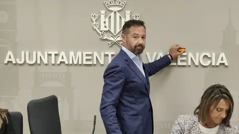 Juanma Badenas sustituye el acento de "València" por una bandera de España vox