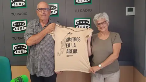 Manuela Campello Antón y Alberto Bernabé Martínez con la camiseta de la campaña 'Rastros en la arena' Manuela Campello Antón y Alberto Bernabé Martínez con la camiseta de la campaña 'Rastros en la arena'