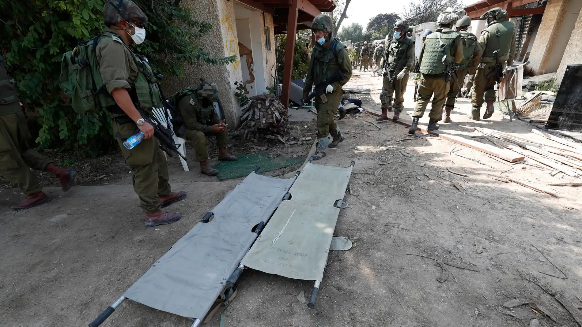 Soldados israelíes en el kibutz de Kfar Aza 