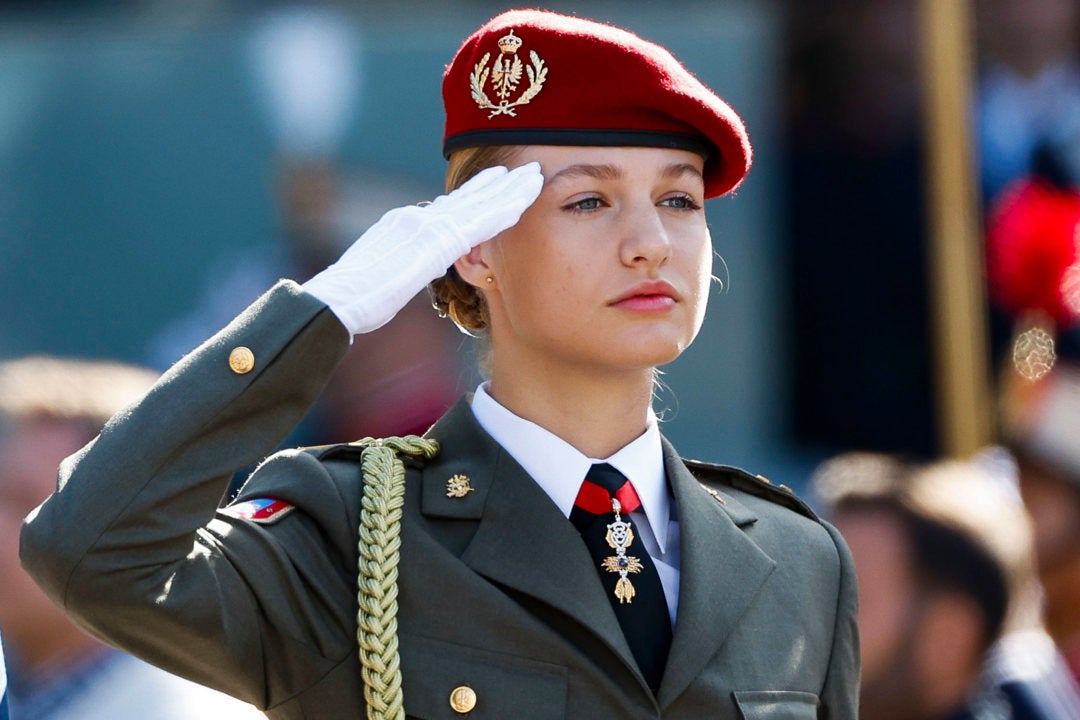 La princesa Leonor se estrena con uniforme militar para ver el desfile con los reyes La princesa Leonor se estrena con uniforme militar para ver el desfile con los reyes
