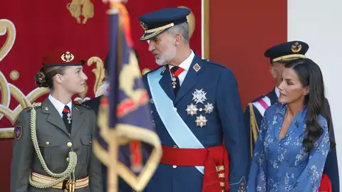 La princesa de Asturias, Leonor, el rey Felipe VI y la reina Letizia, tras su llegada este jueves al desfile del Día de la Fiesta Nacional en Madrid. La princesa de Asturias, Leonor, el rey Felipe VI y la reina Letizia, tras su llegada este jueves al desfile del Día de la Fiesta Nacional en Madrid.