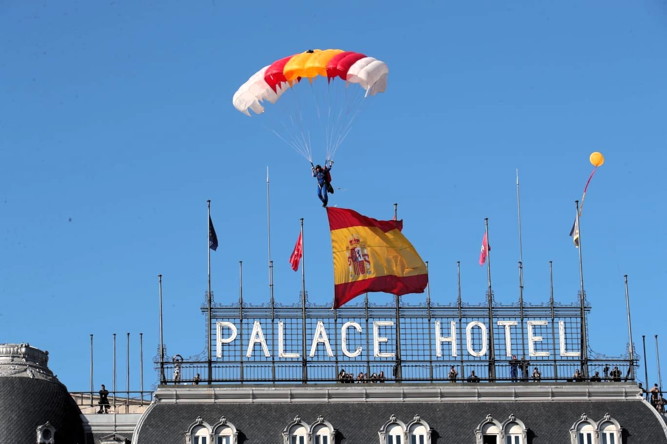 La ilicitana Carmen Gómez Hurtado, primera mujer paracaidista en saltar con la bandera de España en el desfile del Día de la Hispanidad La ilicitana Carmen Gómez Hurtado, primera mujer paracaidista en saltar con la bandera de España en el desfile del Día de la Hispanidad