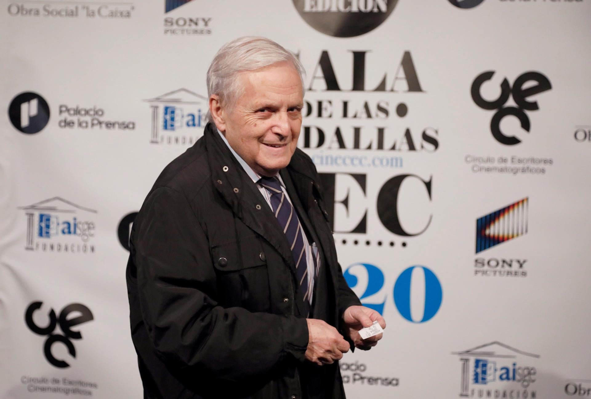 Muere a los 80 años el periodista de cine Carlos Pumares y presentador de 'Polvo de estrellas' Muere a los 80 años el periodista de cine Carlos Pumares y presentador de 'Polvo de estrellas'