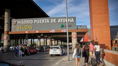 Varias personas con maletas llegando a la estación de Atocha-Almudena Grandes. Varias personas con maletas llegando a la estación de Atocha-Almudena Grandes.