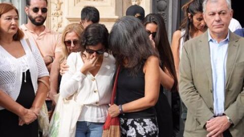 El alcalde de Sevilla, José Luis Sanz, acompañado por los familiares de Maya Villalobo durante los cinco minutos de silencio en la puerta del Ayuntamiento