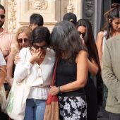 El alcalde de Sevilla, José Luis Sanz, acompañado por los familiares de Maya Villalobo durante los cinco minutos de silencio en la puerta del Ayuntamiento