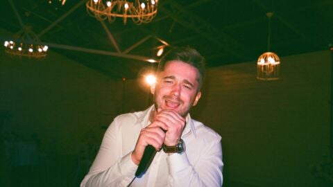 Un hombre cantando en un karaoke 