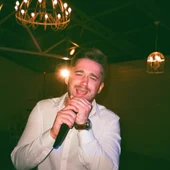 Un hombre cantando en un karaoke Un hombre cantando en un karaoke