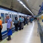 Pasajeros del Metro de Madrid en la estación de Nueva Numancia