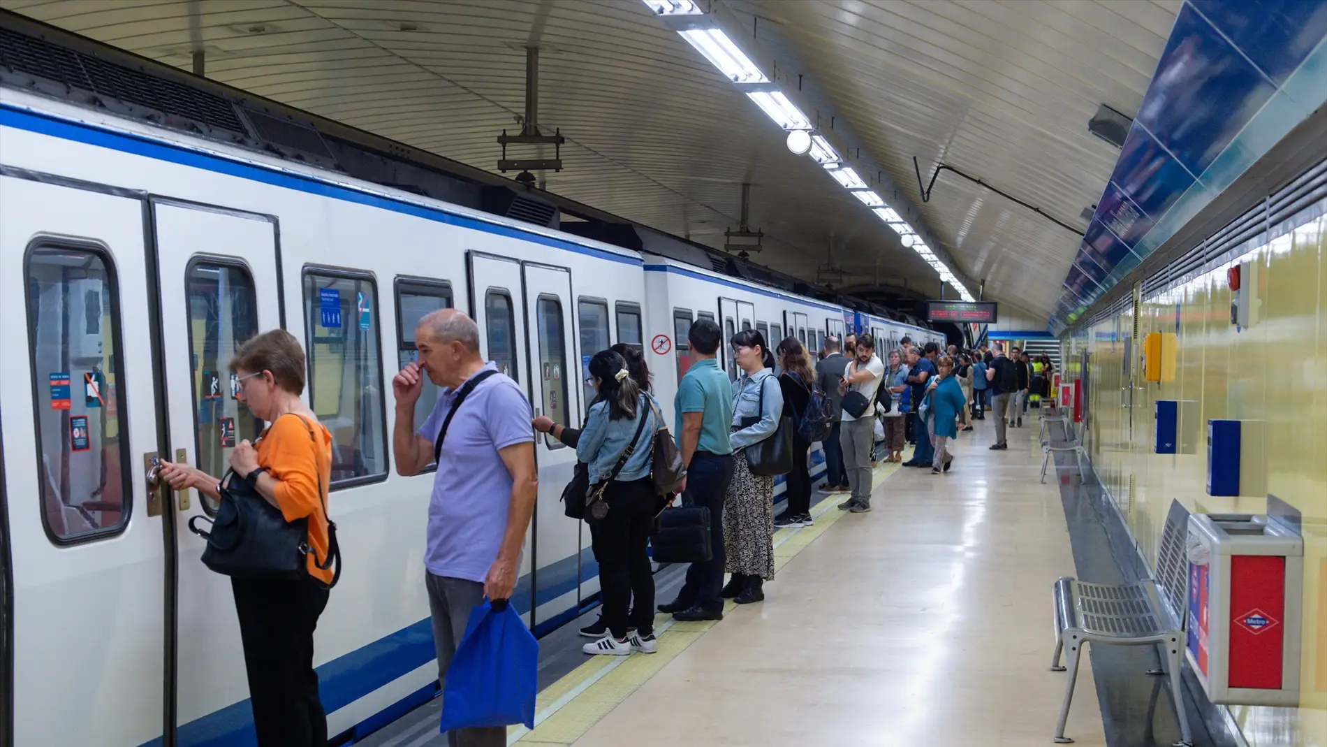 Pasajeros del Metro de Madrid en la estación de Nueva Numancia