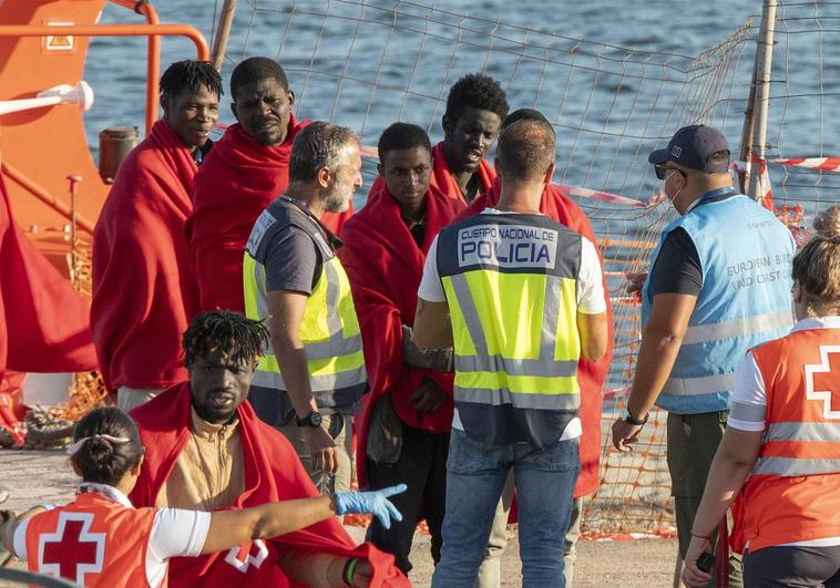 Ocho pateras con más de 120 personas llegan a las costas de Alicante en menos de 36 horas Ocho pateras con más de 120 personas llegan a las costas de Alicante en menos de 36 horas