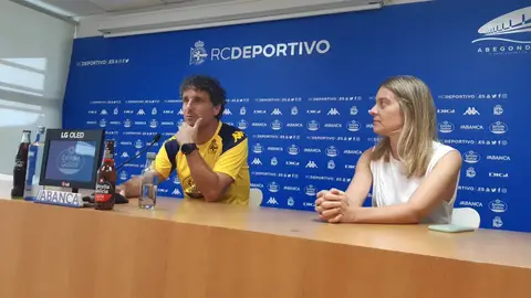 Imanol Idiákez y Merce Cernadas Entrenador y Directora de Comunicación del Deportivo.