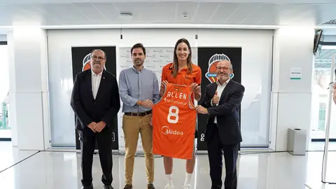 Bec Allen se emociona en su presentación Bec Allen se emociona en su presentación