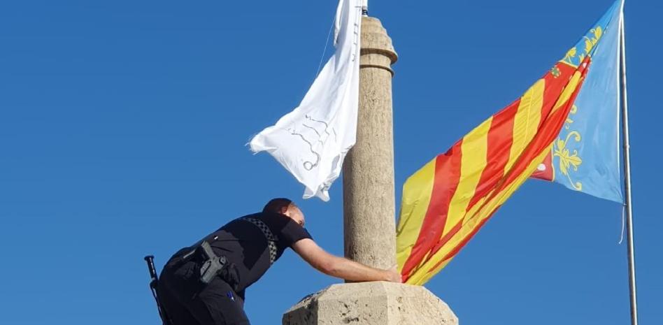 Retiran de las Torres de Serranos de València una bandera con versículos del Corán Retiran de las Torres de Serranos de València una bandera con versículos del Corán