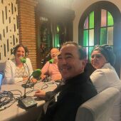 La periodista de Onda Cero Málaga, Isabel Naranjo, durante la grabación del programa