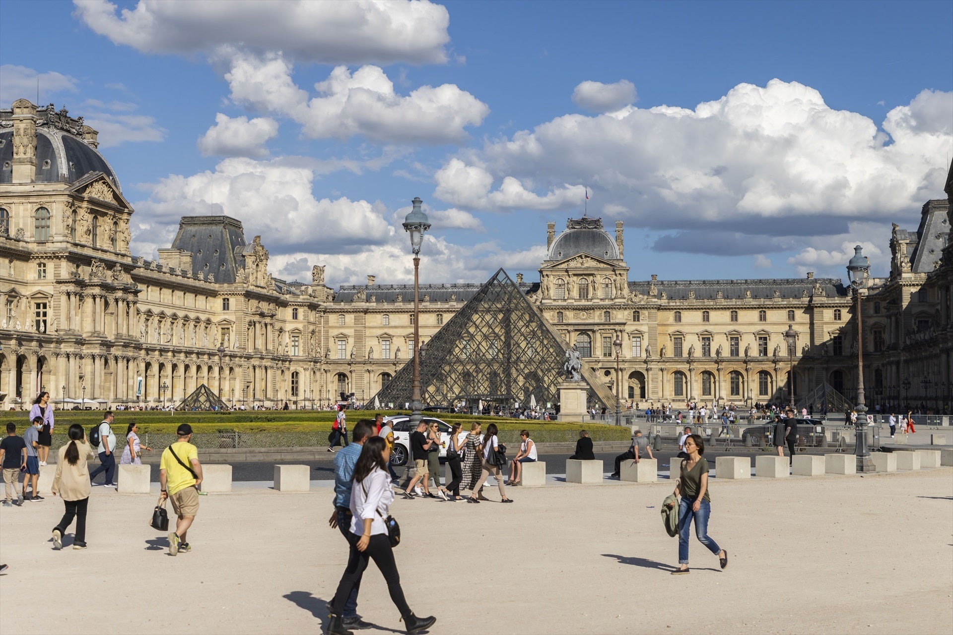Alerta máxima en Francia: evacúan el Museo del Louvre y el Palacio de Versalles por amenaza de bomba Alerta máxima en Francia: evacúan el Museo del Louvre y el Palacio de Versalles por amenaza de bomba