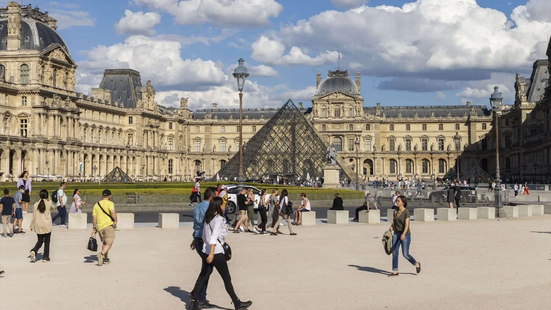Francia evacúa y cierra el Museo del Louvre por temor a un atentado