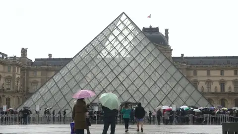 Un atraco sin heridos en el Louvre provoca el cierre del museo durante todo el día