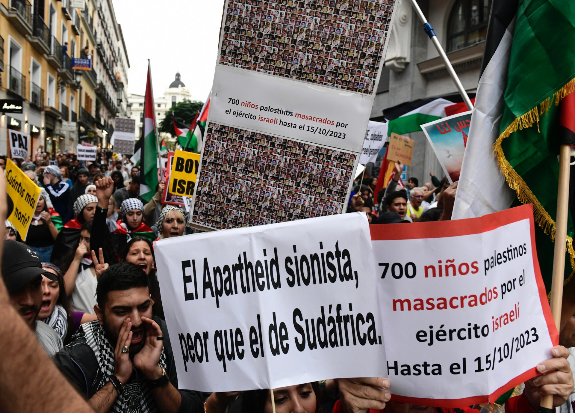 Miles de personas se manifiestan en Madrid contra los ataques de Israel al pueblo palestino Miles de personas se manifiestan en Madrid contra los ataques de Israel al pueblo palestino