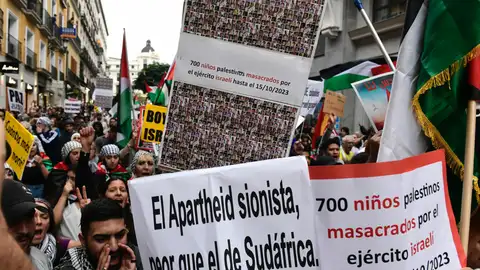 Miles de personas se manifiestan en Madrid contra los ataques de Israel al pueblo palestino Miles de personas se manifiestan en Madrid contra los ataques de Israel al pueblo palestino