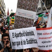 Miles de personas se manifiestan en Madrid contra los ataques de Israel al pueblo palestino 