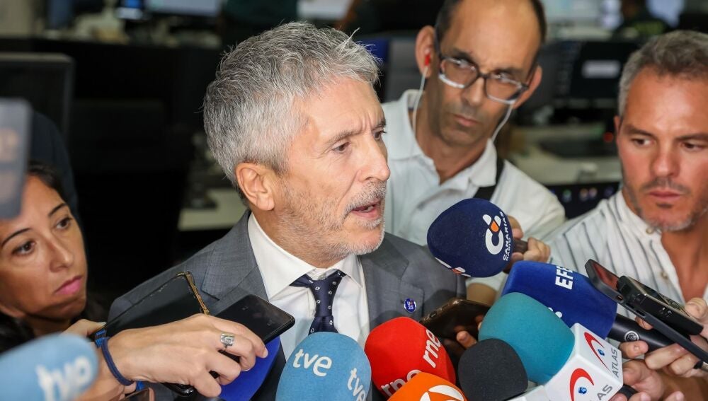 El ministro de Interior en funciones, Fernando Grande-Marlaska, atiende a medios tras una reunión de coordinación sobre la inmigración, en el Centro de Coordinación Regional de Canarias, a 16 de octubre de 2023, en Las Palmas de Gran Canaria 