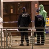 Agentes de policía y forenses en el lugar del ataque en Bruselas.