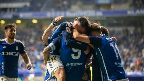 Los jugadores del Oviedo celerban un gol ante el Albacete